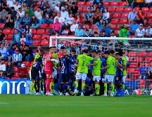 Compañeros y rivales de inmediato rodearon al delantero, pidiendo el apoyo de los médicos de ambos clubes. IMAGO7.