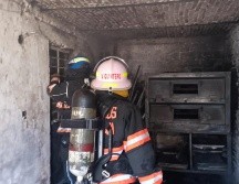 Personal de Protección Civil y Bomberos de Zapopan controlaron las llamas originadas tras la explosión. ESPECIAL/ PC y Bomberos de Zapopan.