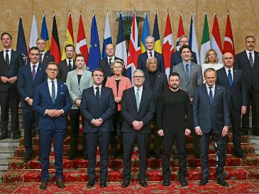 El primer ministro británico Keir Starmer (primer plano al centro), recibe a otros gobernantes europeos para una cumbre, con el fin de examinar la situación en Ucrania. AP