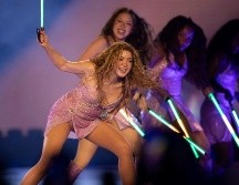 Shakira se presenta en concierto durante su gira mundial 