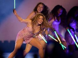 Shakira se presenta en concierto durante su gira mundial 