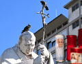 Gemelli mantiene una exhibición permanente en su vestíbulo dedicada a las hospitalizaciones de Juan Pablo, nombró su capilla en su honor y erigió una estatua en su semejanza en la entrada. EFE  / M. Brambatti / AP / M. Elshamy