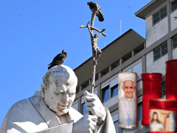 Gemelli mantiene una exhibición permanente en su vestíbulo dedicada a las hospitalizaciones de Juan Pablo, nombró su capilla en su honor y erigió una estatua en su semejanza en la entrada. EFE  / M. Brambatti / AP / M. Elshamy