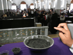 La ceniza es un símbolo en la creencia católica y retoma la idea escrita en la Biblia sobre que el hombre está hecho de polvo de tierra y tarde o temprano regresará a ese estado. NTX / ARCHIVO