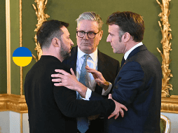 El presidente de Ucrania, Volodímir Zelenski, el primer ministro del Reino Unido, Keir Starmer, y el presidente de Francia, Emmanuel Macron, atienden una reunión trilateral. EFE/Archivo