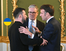El presidente de Ucrania, Volodímir Zelenski, el primer ministro del Reino Unido, Keir Starmer, y el presidente de Francia, Emmanuel Macron, atienden una reunión trilateral. EFE/Archivo