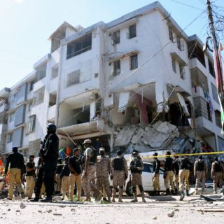 Grupo islamista realiza doble ataque con coches bombas en Pakistán