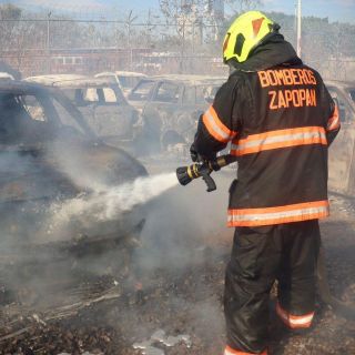 Sofocan incendio en pastizal y depósito de vehículos en Zapopan