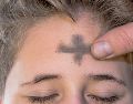 Durante este día, los fieles reciben una cruz de ceniza en la frente como símbolo de arrepentimiento y conversión, recordando la fragilidad de la vida y la necesidad de acercarse a Dios. CANVA