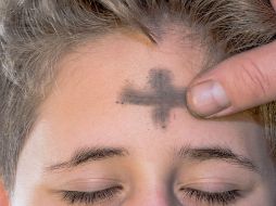 Durante este día, los fieles reciben una cruz de ceniza en la frente como símbolo de arrepentimiento y conversión, recordando la fragilidad de la vida y la necesidad de acercarse a Dios. CANVA
