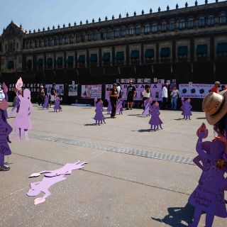 Familiares de víctimas de feminicidio protestan en Palacio Nacional