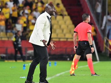 El técnico Segundo Castillo fue tendencia en redes sociales por su vestimenta. AFP / M. Pin