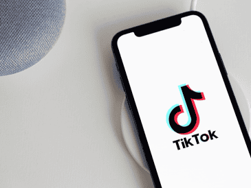 Los niños albaneses constituyen el grupo más grande de usuarios de TikTok en el país, según investigadores. ESPECIAL/Imagen de antonbe en Pixabay