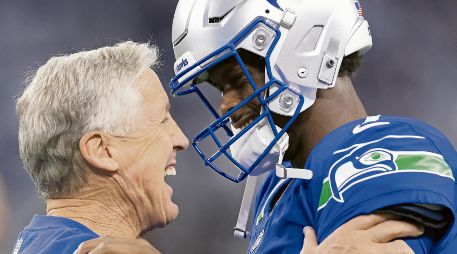 Geno Smith (der.) y Pete Carroll se reencontrarán en Las Vegas. AFP/R. Jenkins