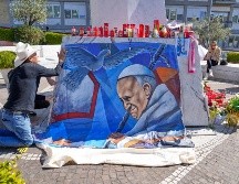 El pintor mexicano Roberto Márquez colocó un retrato del Papa Francisco afuera del Hospital Gemelli de Roma. AP