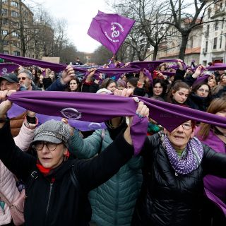 Miles de mujeres en Italia marchan en pleno debate por Ley Feminicidio