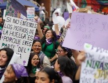 Mujeres participan en una manifestación en el marco del Día Internacional de la Mujer este sábado, en Bogotá. EFE/ V. Jiménez