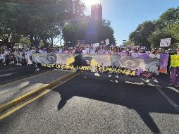 La protesta es encabezada por una lona con la frase 