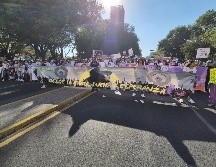 La protesta es encabezada por una lona con la frase 