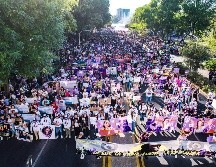 Las familiares son respaldadas por el contingente de mujeres, quienes corean 