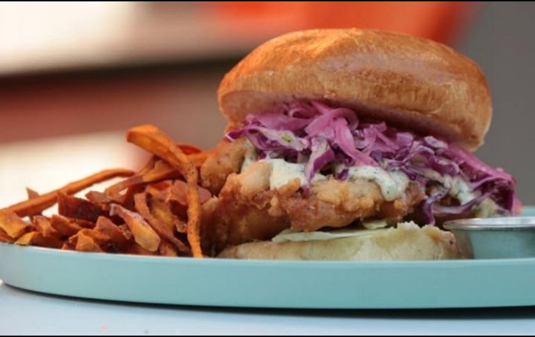 Hamburguesa de pescado. INSTAGRAM/@piquillas.gdl