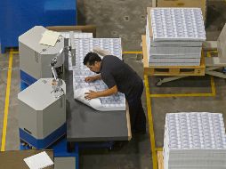 Personal revisa la calidad de impresión de billetes en la fábrica del Banco de México, en un contexto de ajuste presupuestal para la producción de moneda. EL INFORMADOR