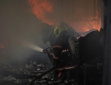 Tras el control del incendio, continúan las labores de enfriamiento para evitar una posible reactivación de las llamas. CORTESÍA.