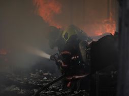 Tras el control del incendio, continúan las labores de enfriamiento para evitar una posible reactivación de las llamas. CORTESÍA.