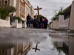 Fieles católicos rezan mientras caminan hacia la Plaza de San Pedro del Vaticano. AP / F. SECO