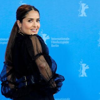 Salma Hayek es "arrestada" durante el concierto de Sabrina Carpenter