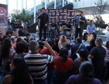 Un centenar de personas se congregó este martes en dos estaciones del Tren Ligero de Guadalajara para disfrutar de un concierto acústico sorpresa de Banda La Adictiva. EL INFORMADOR / H. Navarro