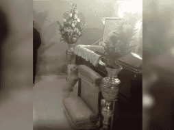 El desgarrador episodio tuvo lugar durante el velatorio, aunque hasta el momento se desconoce de qué ciudad, en donde el perro acudió junto a la familia del fallecido. ESPECIAL.