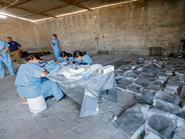 Las autoridades de Jalisco realizan labores de acopio y clasificación de la ropa que fue localizada en el rancho Izaguirre, en Teuchitlán. Ya se habilitaron portales de internet en donde se encuentra clasificada cada prenda. ESPECIAL