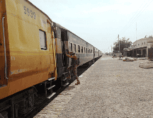 Un soldado militar toma posesión cerca de una estación cercana al tren secuestrado en Pakistán. AP