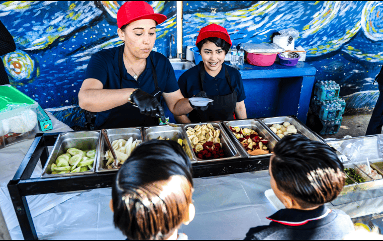 Las cocineras preguntan a los infantes qué fruta quieren en su cuenco de yogur. EL INFORMADOR / A. Navarro