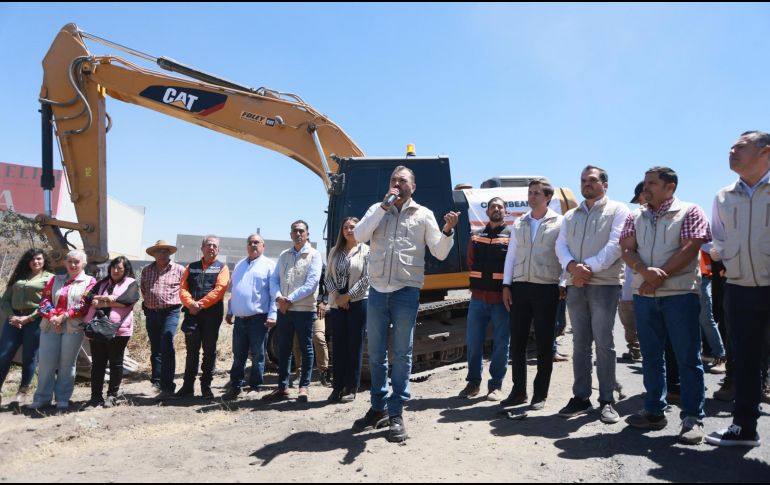 Al dar el banderazo inicial, el presidente municipal Gerardo Quirino, destacó que la infraestructura vial es la columna vertebral del desarrollo. CORTESÍA.