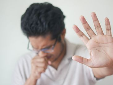 La tosferina se transmite a través de gotas de saliva expulsadas al toser o estornudar, por lo cual es altamente contagiosa. CANVA/ ESPECIAL