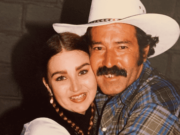 La partida de su padre ha afectado mucho a Alicia Villarreal. ESPECIAL / FB / ALICIA VILLAREAL