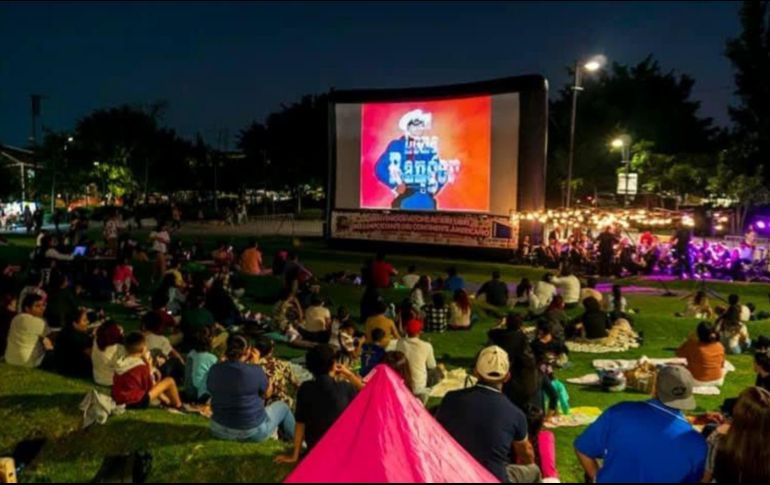Este evento, que ofrece funciones de cine gratuitas en la Zona Metropolitana de Guadalajara (ZMG), transforma espacios emblemáticos como el Parque Metropolitano y el Parque Alcalde en escenarios ideales para disfrutar del séptimo arte al aire libre. FACEBOOK / Cinemalive