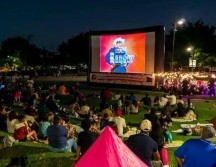 Este evento, que ofrece funciones de cine gratuitas en la Zona Metropolitana de Guadalajara (ZMG), transforma espacios emblemáticos como el Parque Metropolitano y el Parque Alcalde en escenarios ideales para disfrutar del séptimo arte al aire libre. FACEBOOK / Cinemalive