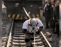 El luchador egipcio conocido como Kabonga jala de un tren en El Cairo, Egipto, el 13 de marzo del 2025. AP Photo / A. Nabil