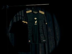 El diseño, elaborado por la marca alemana de las tres franjas, destaca por su combinación de tonos negros con detalles dorados, evocando la elegancia y el legado del cine mexicano. X/ @miseleccionmx.