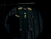 El diseño, elaborado por la marca alemana de las tres franjas, destaca por su combinación de tonos negros con detalles dorados, evocando la elegancia y el legado del cine mexicano. X/ @miseleccionmx.