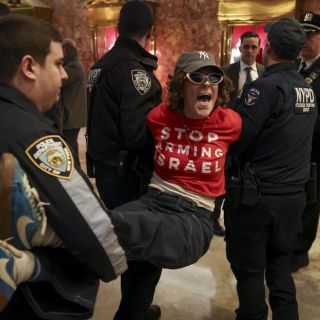 Casi 100 personas arrestadas en protesta en Torre Trump en apoyo a activista propalestino