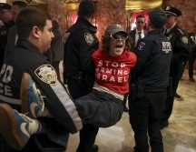 Momento en que agentes de la policía de Nueva York arrestaron a un manifestante del grupo Voz Judía por la Paz. AP
