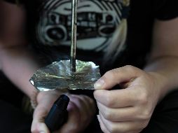Mujer indigente fuma fentanilo en un parque en el centro de Portland, Oregon, EU. AP/J. KANE
