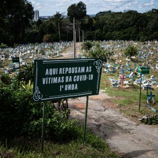 Califican de "surrealista" lo que se vivió en Manaos durante la pandemia