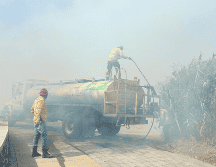 Las brigadas de Protección Civil y Bomberos de Zapopan y Guadalajara continúan combatiendo el incendio en el Bosque Colomos III. CORTESÍA
