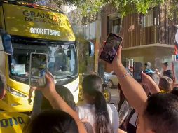 “Dale, dale tricampeón, dale tricampeón”, fueron algunos de los cánticos más entonados por los seguidores que recibieron a su equipo en la búsqueda de un autógrafo o una foto con sus ídolos. ESPECIAL