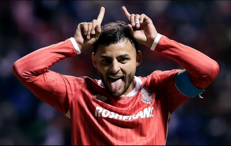 Alexis Vega anotó el tercer gol en tiro penal. EFE/H. Ríos